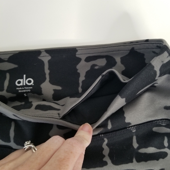 Alo Yoga High Waist Airbrush Tie Dye Capri Leggings Size S Black Gray - Picture 9 of 12